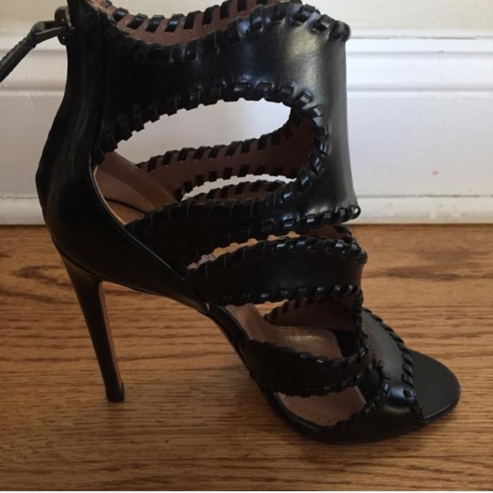 Alaia Paris- Black, size 6
Never worn, stunning!